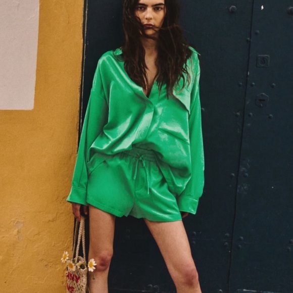 CO-ORD SET: OVERSIZED SATIN SHIRT & SHORTS - Picture 1 of 11